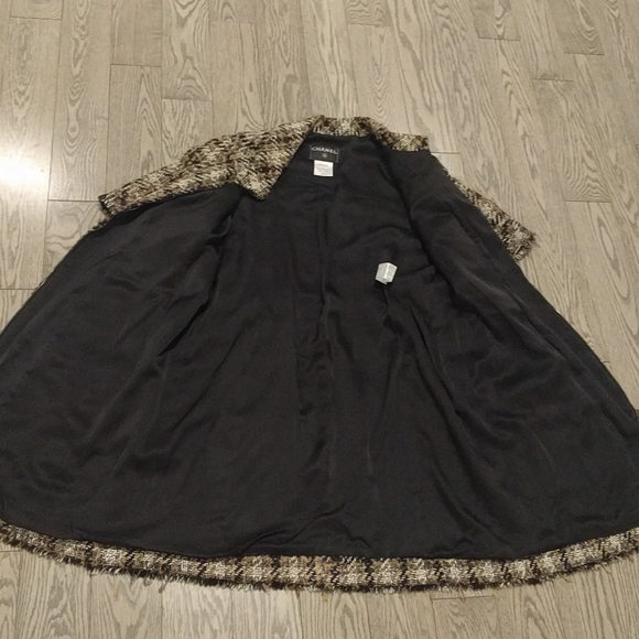 Beautiful cape by Chanel 🌸🌸🍀🌸🌸🌼🌼🌼 - Picture 11 of 15